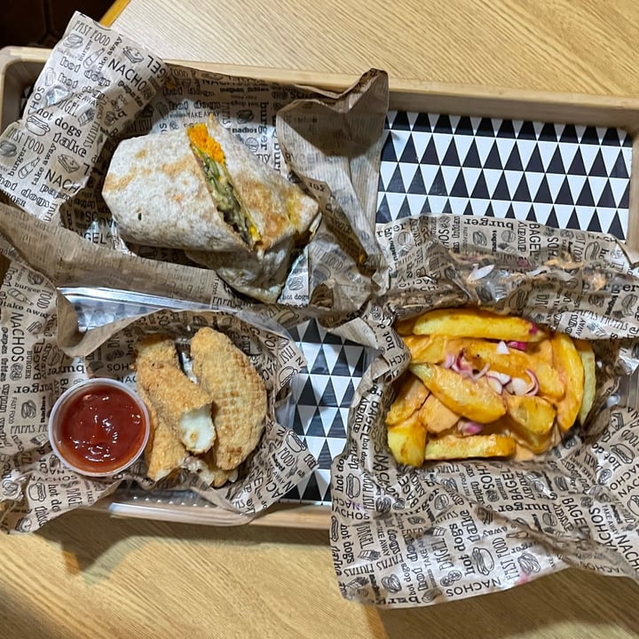 review photo of Tomaco wrap de verduras asadas con queso y bastoncitos de mozzarela vegana shared by @wmdiomedi on 13 Dec 2022 - review