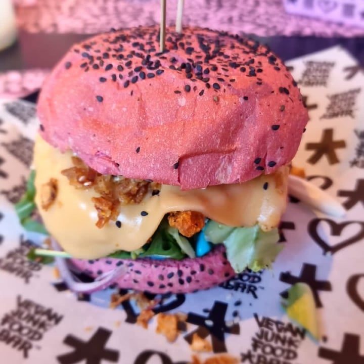 photo of Vegan Junk Food Bar Daddy burger shared by @federicavlc on  20 Mar 2022 - review