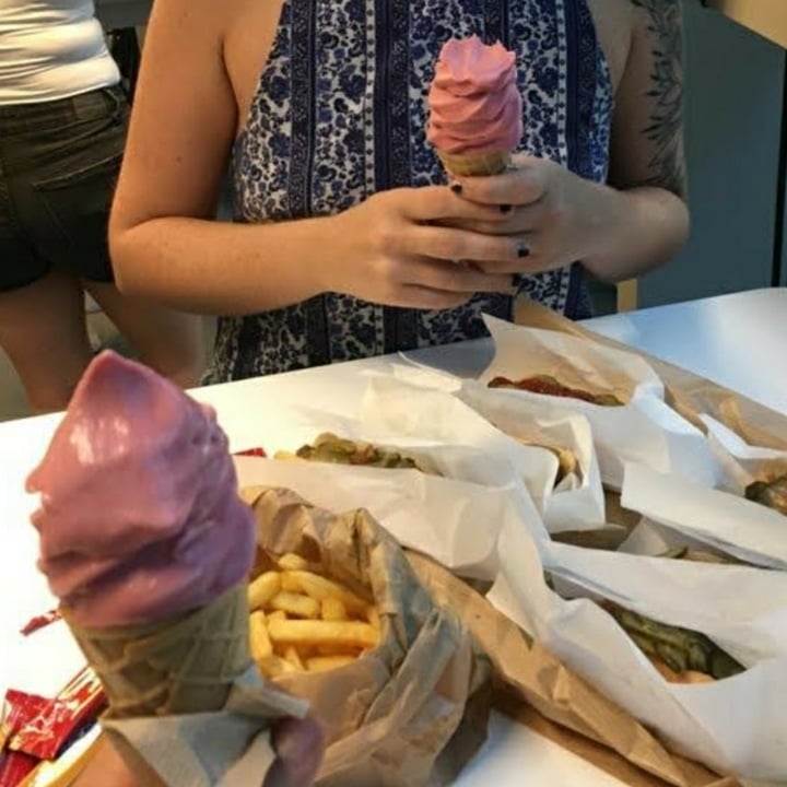 photo of Ikea Vegan Strawberry Soft Serve shared by @asiayportia on  02 Nov 2020 - review