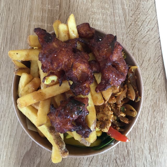 Photo of the dish “spicy tofu, mango samosa, chips and salad”