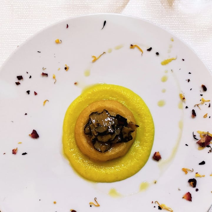 photo of Pesto di Pistacchio Sformatino di patate e anacardi su vellutata di topinambur con tartufo Uncinatum in scaglie shared by @naturalbrazil on  02 Dec 2021 - review