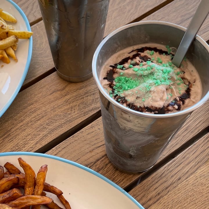 photo of Royale Eatery Vegan Chocolate Mint Shake shared by @upmyeco on  18 Feb 2021 - review