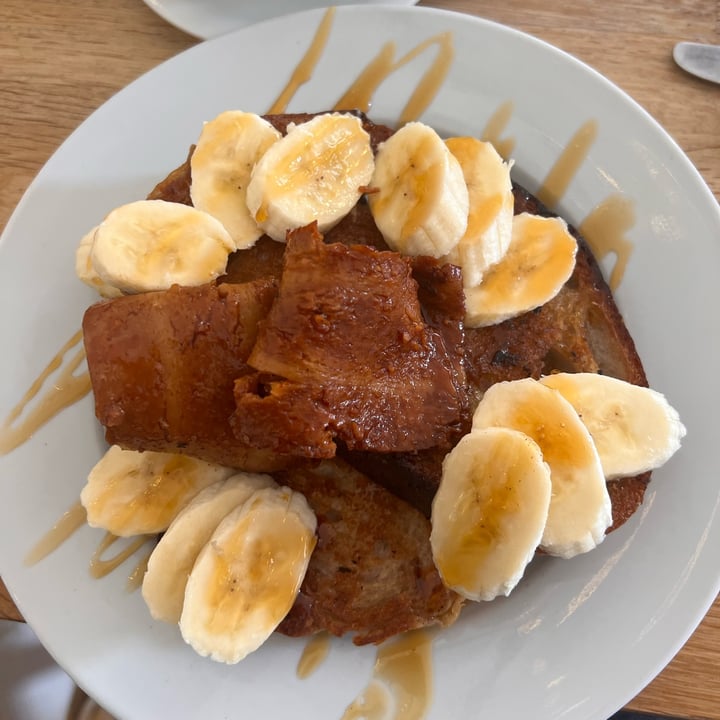 photo of Chapter One Coffee Shop French toast with bacon, maple syrup and banana shared by @holasoymylk on  23 Jul 2022 - review