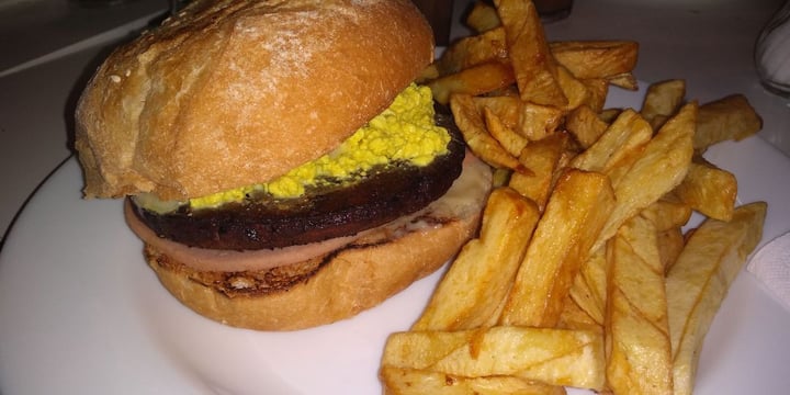 photo of Loving Hut Microcentro V-egg Burguer shared by @luciabianchi on  25 Aug 2019 - review