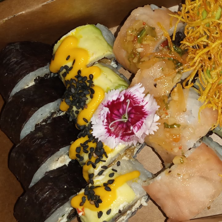 photo of Let it V - Vegan Sushi 16 piezas de sushi abey roll shared by @rominacon on  30 Sep 2021 - review