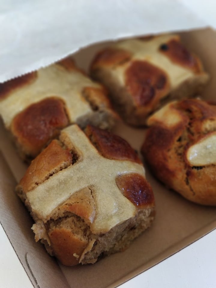 photo of Smith and Deli Hot cross bun shared by @melbournevegan on  11 Apr 2020 - review
