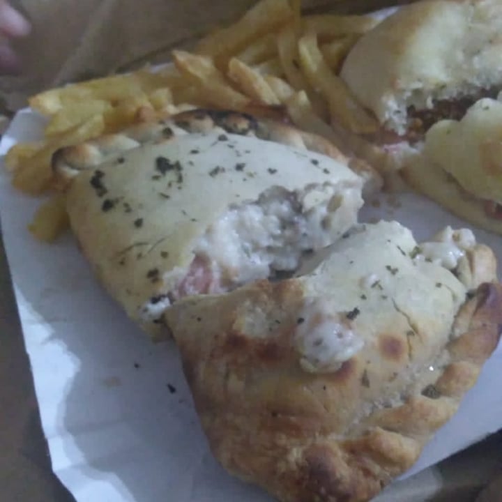 photo of Pizzeria El Golpe Calzone De Jamón Y Quesofu shared by @meripan on  14 Dec 2021 - review