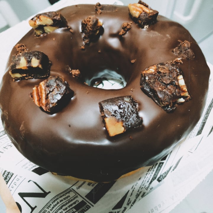 photo of VegAmazing Doughnuts Donut de chocolate con brownie shared by @irenedlh on  17 Oct 2020 - review