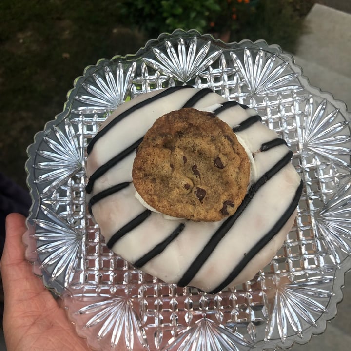 photo of Lovebirds Donuts Oat Cream & Cookies shared by @izzyannie44 on  14 Sep 2021 - review