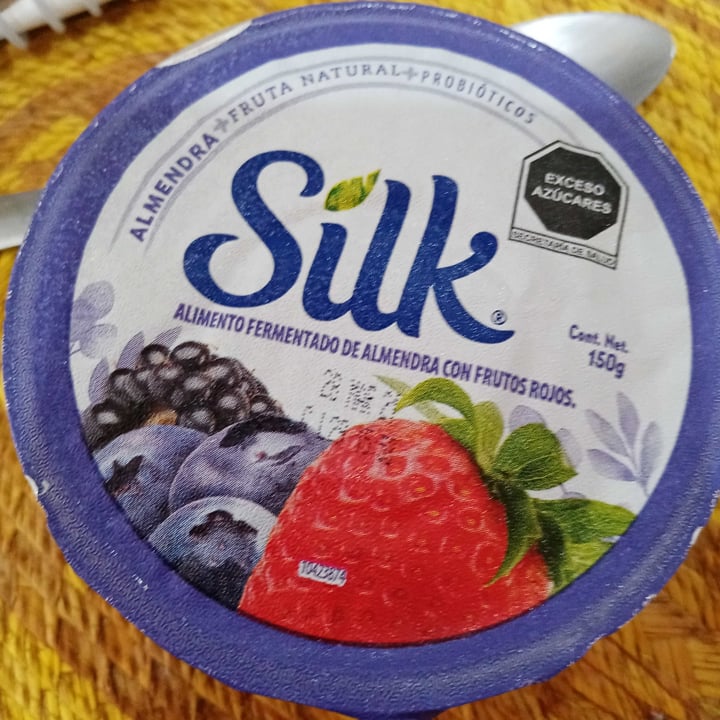 photo of Silk Alternativa al yogurt con base en almendra con Frutos Rojos shared by @andreag97 on  14 Mar 2021 - review