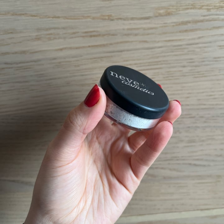 review photo of Neve Cosmetics Translucent Mineral Powder MATTE shared by @agnelliarianna on 19 Apr 2022 - review