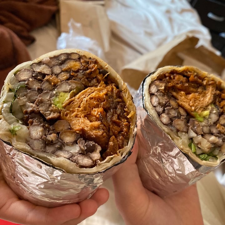 photo of Vegan Eats Burrito gigante shared by @anacasillas on  14 Oct 2020 - review