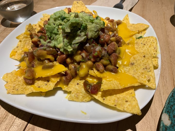photo of Restaurante Alive Nachos con cheddar vegano y guacamole shared by @mariajosequero on  18 Aug 2019 - review