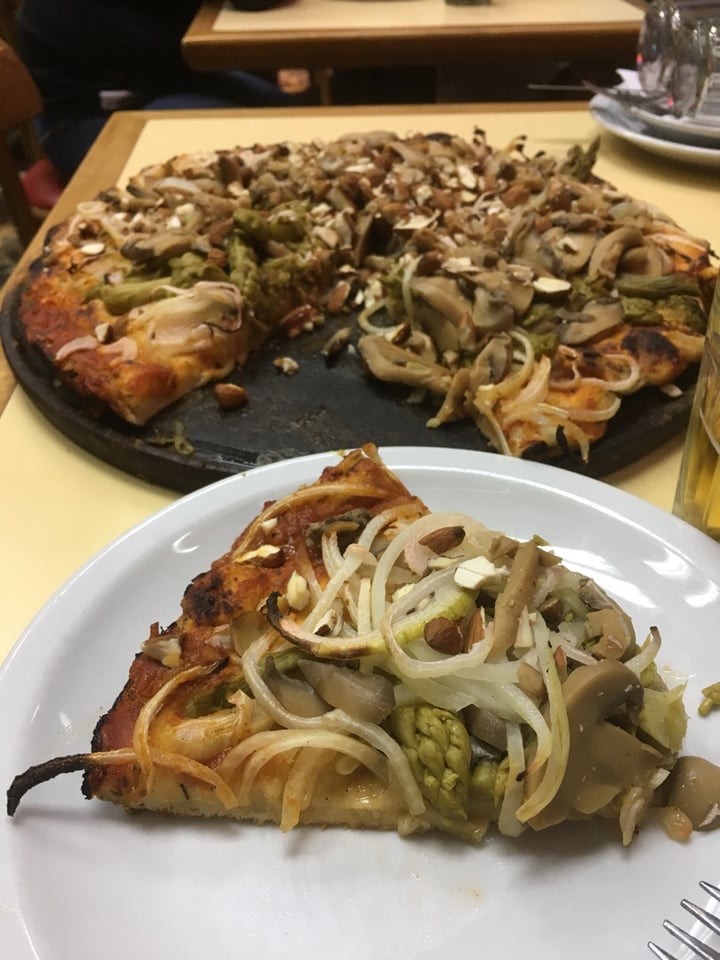 photo of Pizzería Güerrin Pizza Champiñones (Potobelo, nueces y espárragos) shared by @daniv on  07 Aug 2019 - review