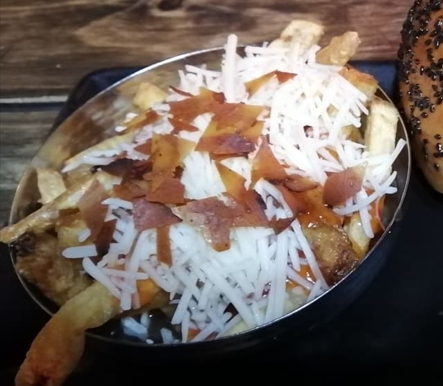 菜肴“Loaded fries (vegan option)”的照片