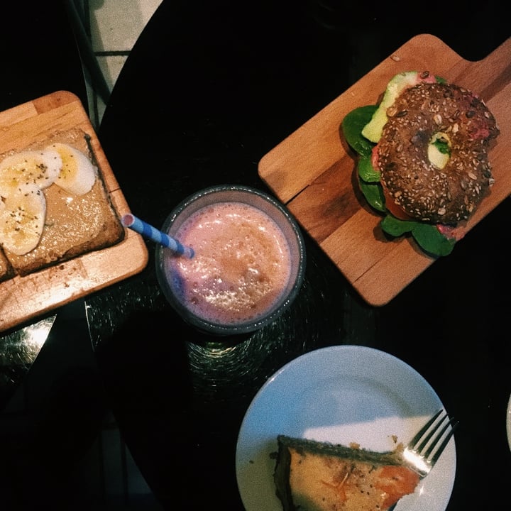 review photo of Wild Food Ángel de hummus de remolacha shared by @marialopezzglez on 27 Apr 2021 - review