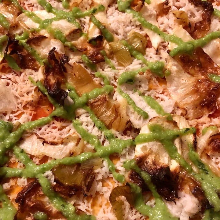 photo of Les Escales Bistró Pizza de puerros, apio y salsa de guisantes shared by @izaskunquilez on  17 Apr 2022 - review