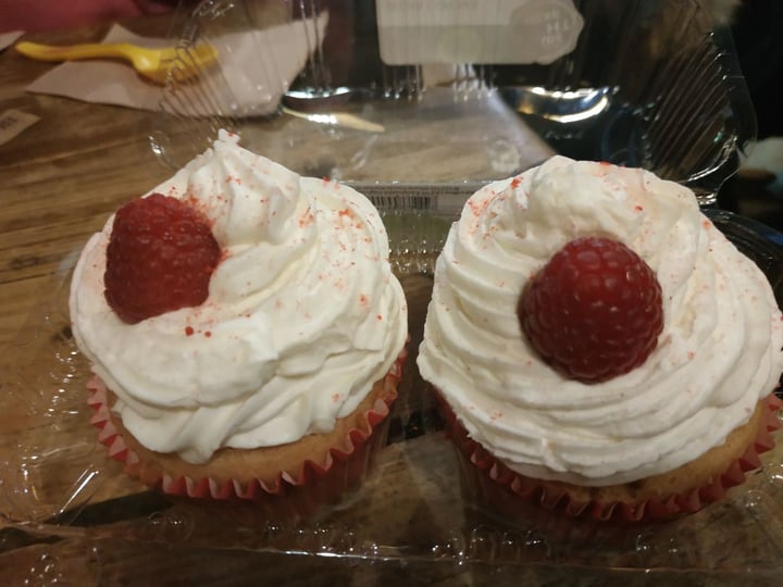 photo of Whole Foods Market Vegan Cupcakes shared by @raquelvegan on  09 Mar 2020 - review