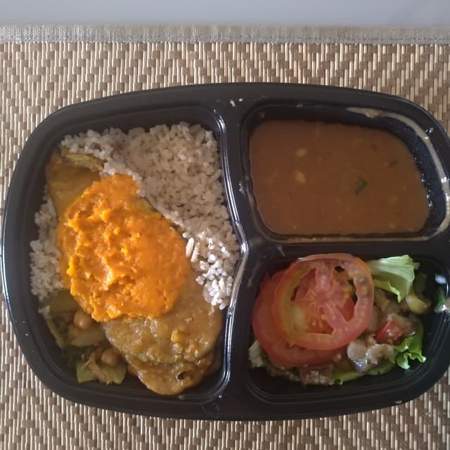 Photo of the dish “Legumes Com Cogumelos Ao Açafrão, Berinjela Empanada, Creme De Cenoura, Arroz, Feijão, Salada.”