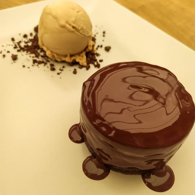 Photo of the dish “Coulant de chocolate con helado de crema catalana vegana”