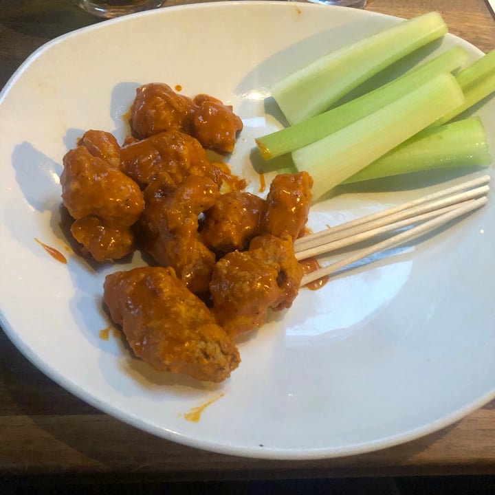 photo of Yard House Gardein buffalo wings shared by @bshavatt10 on  12 Nov 2020 - review