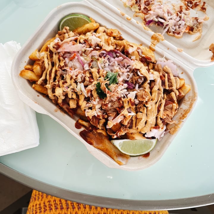 photo of Earth Aloha Eats Pulled Pork French Fries shared by @theherbivorehageles on  15 Feb 2021 - review