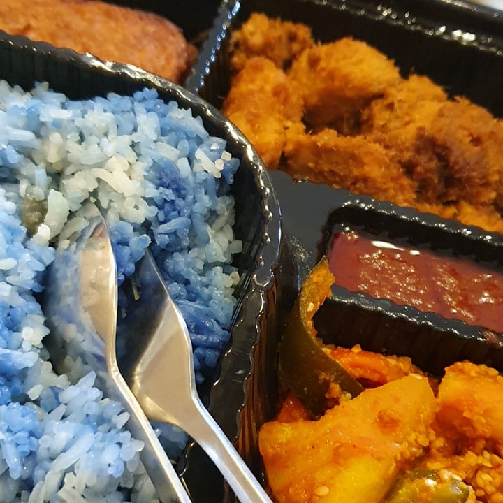 review photo of Daily Green Peranakan Butterfly Pea Nasi Lemak shared by @junhaochanjh on 16 Jan 2022 - review