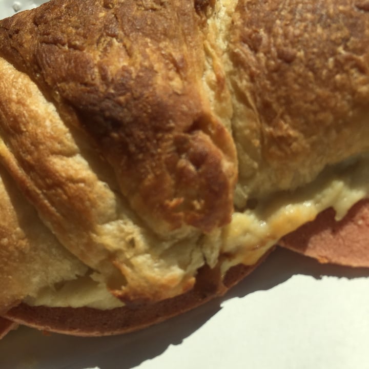 photo of Veganius Croissant De Jamón Y Queso shared by @outofstep on  23 Mar 2021 - review