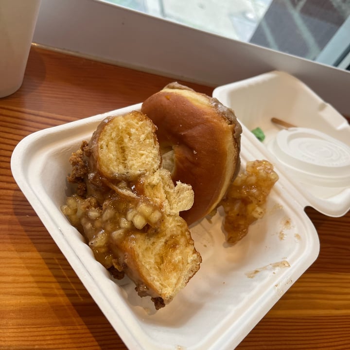 photo of Dough Joy apple crumble donut shared by @oshmorethstorm on  03 Nov 2022 - review