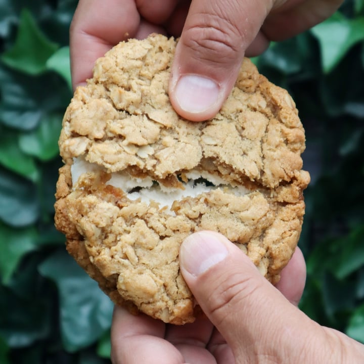 photo of Julian's Kitchen Oatmeal Cream Pie shared by @lizmaselli on  15 Jul 2022 - review