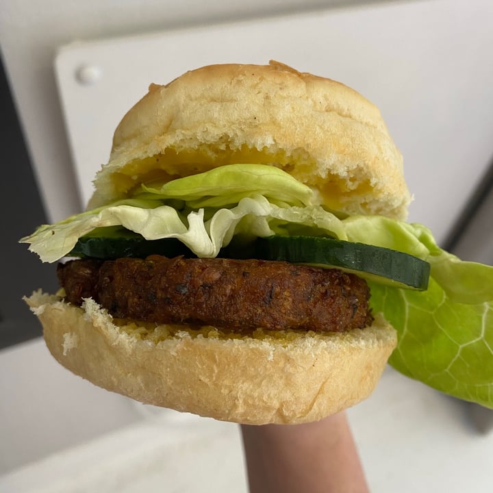 photo of Woolworths Food Spinach, Sweetcorn & Butter Bean Burger shared by @melcalothi on  25 Jan 2021 - review