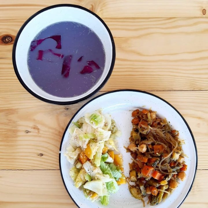 review photo of Easy & Vegan Crema de col morada; Ensalada de quinoa con durazno, lechuga, apio y semillas de girasol; Fideos chinos, en salsa de soya con brócoli zanahoria , garbanzos y acelgas shared by @elberny on 25 Mar 2021 - review