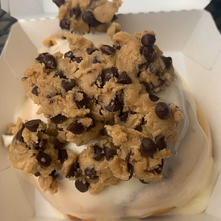 photo of Cinnaholic Cookie Dough and Cake Batter Frosting Cinnamon Roll shared by @embean on  14 Apr 2020 - review