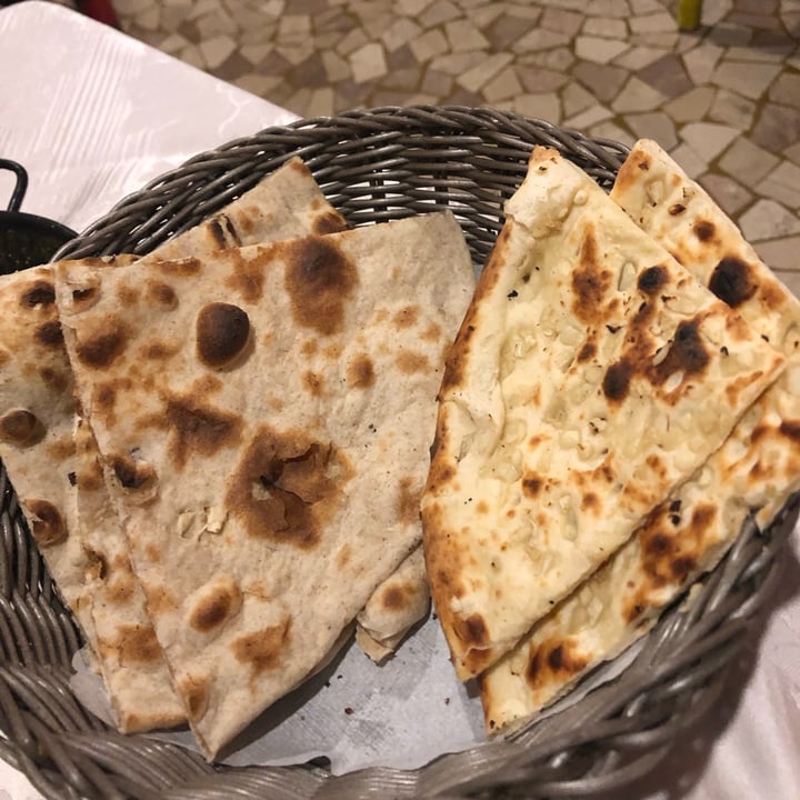 photo of Taj Mahal Ristorante indiano HALAL FOOD. Naan all’aglio shared by @allinca on  19 Mar 2022 - review