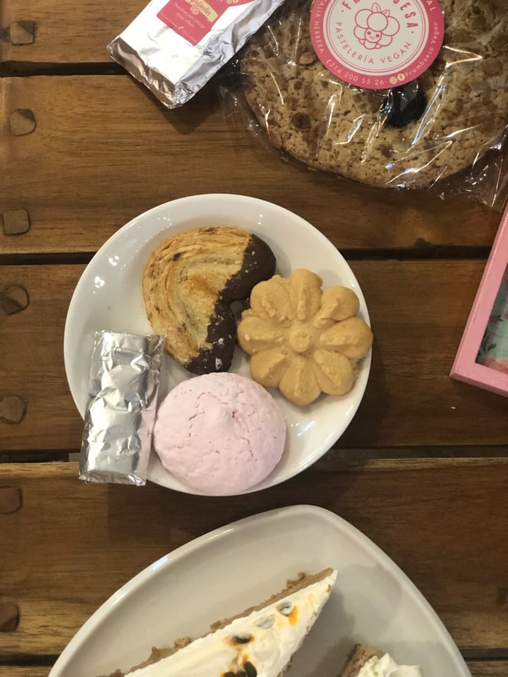 photo of Frambuesa Pastelería Vegan Mini galletas shared by @nataliaherrera on  27 Aug 2019 - review