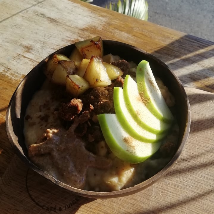 review photo of Nourish'd Café & Juicery Apple Crumble Oaties shared by @bluekale on 28 Jul 2020 - review