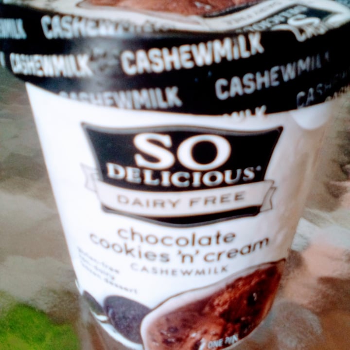 photo of So Delicious Dairy Free Chocolate Cookies N' Cream Cashewmilk Frozen Dessert shared by @feelideal on  07 Jun 2022 - review