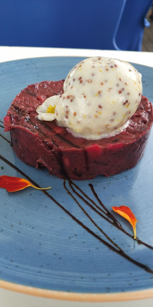 review photo of Chiringuito Takuara Tar tar remolacha shared by @aleixlecina on 01 Jul 2019 - review