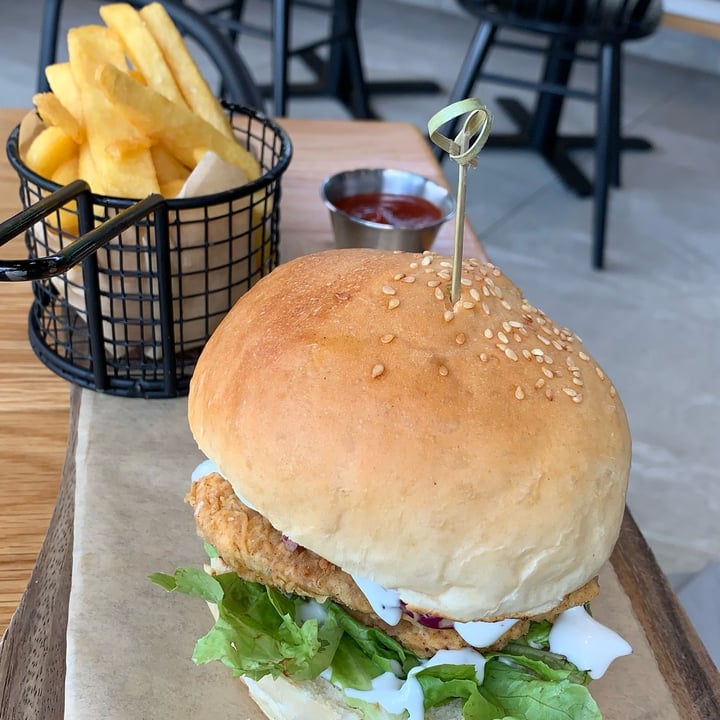 review photo of Kaylee's Eatery Chick’n Burger shared by @rosemaryyates on 20 Nov 2022 - review