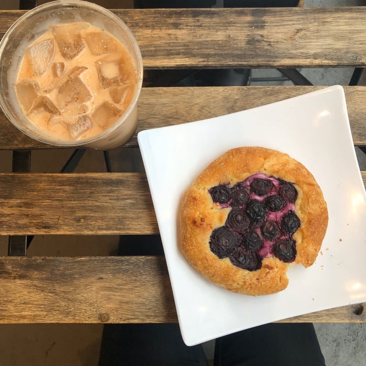 photo of Brooklyn Whiskers Blueberry Danish, Chai Latte, Cinnamon Buns, & Tofu Scramble shared by @camillet13 on  01 Apr 2020 - review