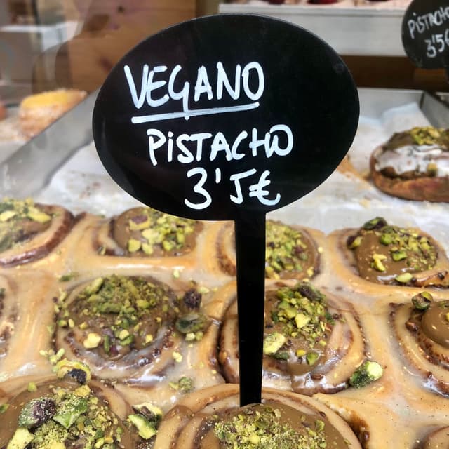 菜肴“Cinnamon Roll de Pistacho”的照片