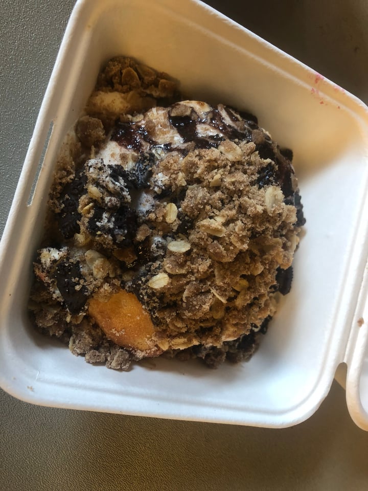 photo of Cinnaholic Cookies and cream cinnamon roll shared by @zoerooster on  26 May 2018 - review
