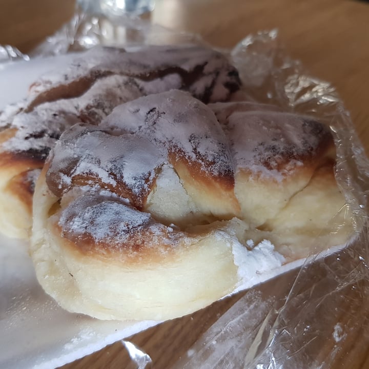 photo of Vegan Pash Medialunas Rellenas De Dulce De Leche shared by @jnavahayden on  27 Jun 2020 - review