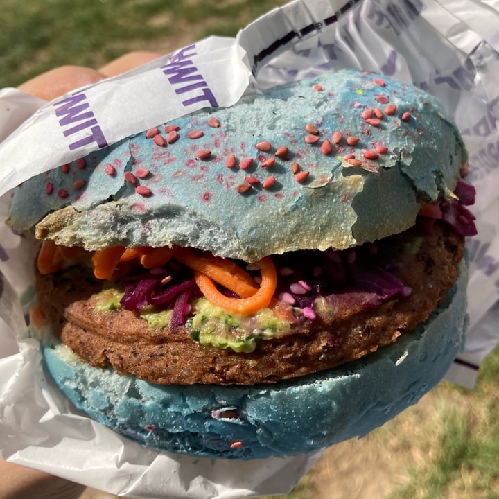 photo of Flower Burger Puffi Burger shared by @oliviamissale on  14 Apr 2022 - review