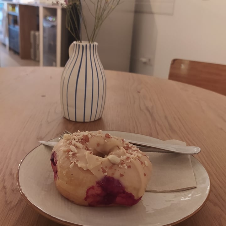 photo of Delish Vegan Doughnuts Peanut butter Jelly shared by @naiaranay2 on  26 Aug 2021 - review
