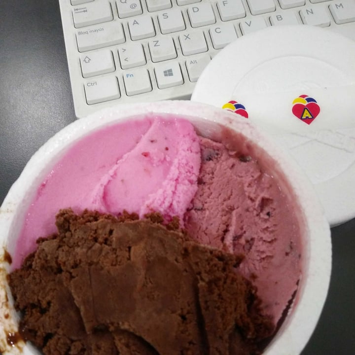 photo of Heladería Los Amores Helado de choco vegano shared by @dayss on  05 Aug 2020 - review