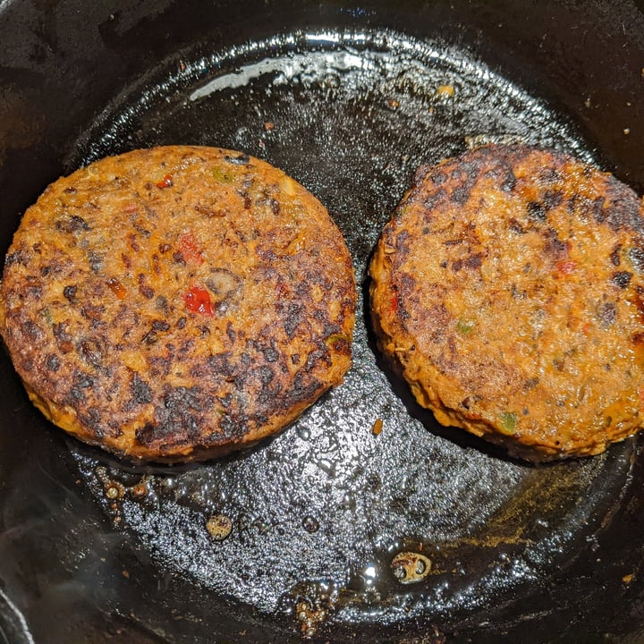 photo of Gardein Ultimate Black Bean Burger shared by @caseyveganforlife on  10 Feb 2022 - review