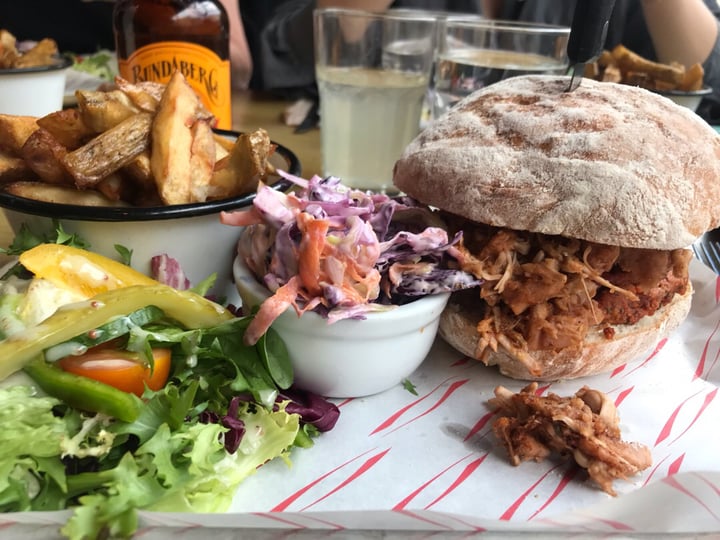 photo of Eat Me Cafe Veggie burger with pulled jackfruit shared by @maggiefilipponi on  17 Aug 2019 - review