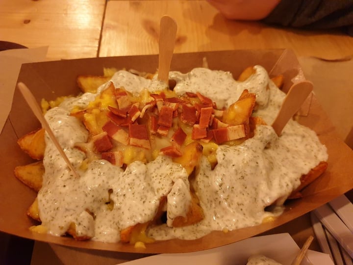 review photo of Vegan Queen Patatas con Queso y Bacon shared by @niicomaeckle on 08 Dec 2019 - review