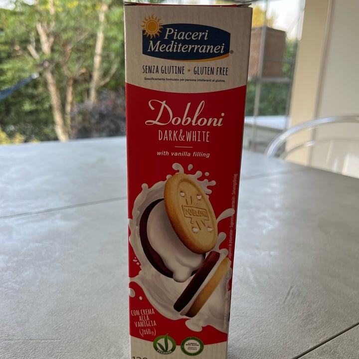 photo of Piaceri Mediterranei Dobloni Dark & White with Vanilla Filling shared by @svevasapino on  20 Jun 2022 - review